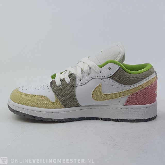 Paar sneakers maat 36 Nike Air Jordan 1 LOW SE DJ0341 100