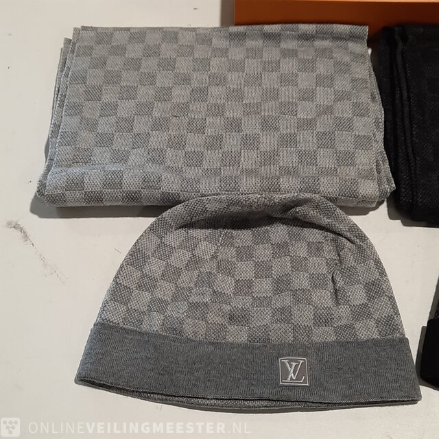 2x Scarf and 2x hat Louis Vuitton » Onlineauctionmaster.com