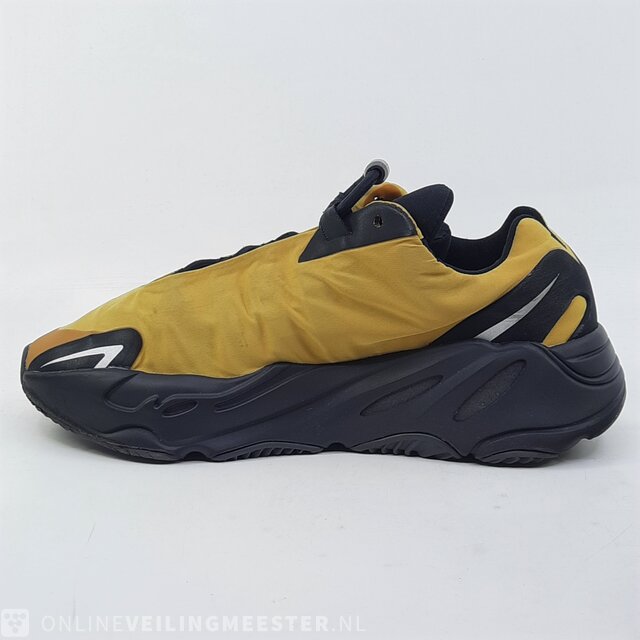 Pair of shoes size 37 1 3 Adidas Yeezy 700 Mnvn