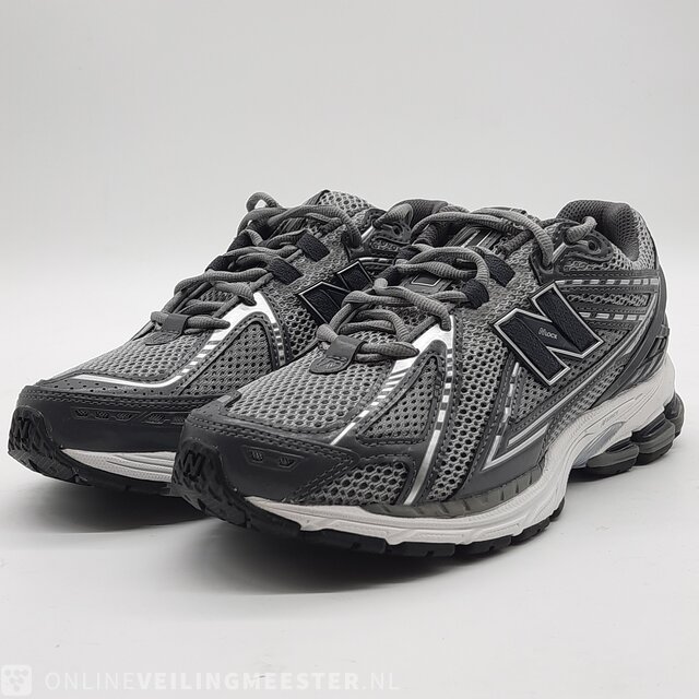 Pair of sports shoes size 43 New Balance N Lock M1906RJS